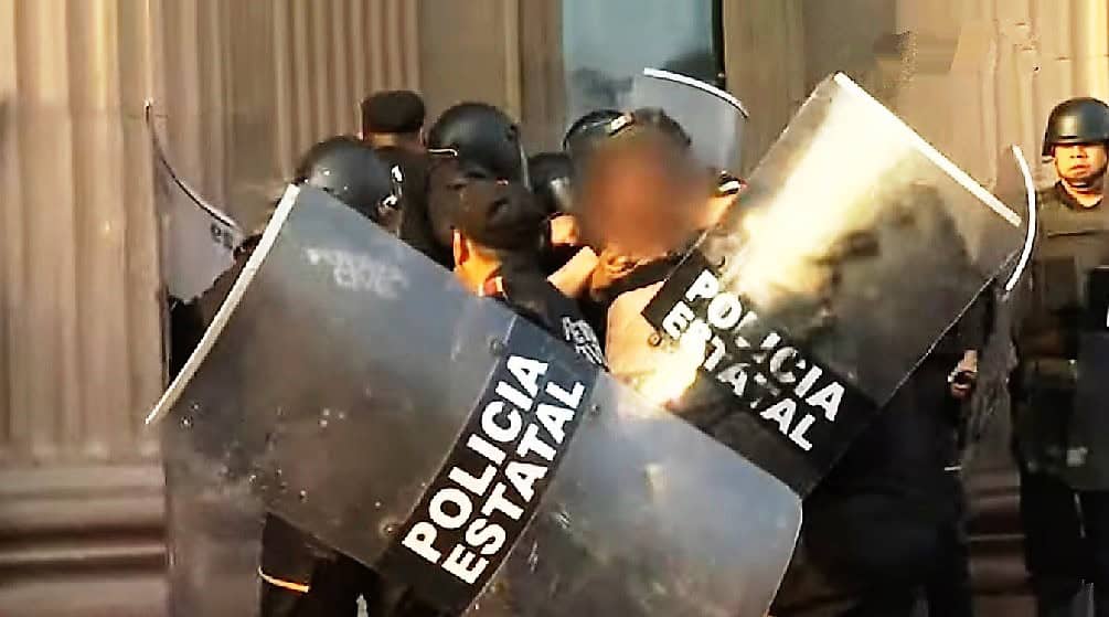Uno de los integrantes del colectivo La Voz de Los Usuarios, que participo en la agresión contra elementos de Fuerza Civil, que custodiaban el Palacio de Gobierno, durante una protesta, fue imputado por diversos delitos.