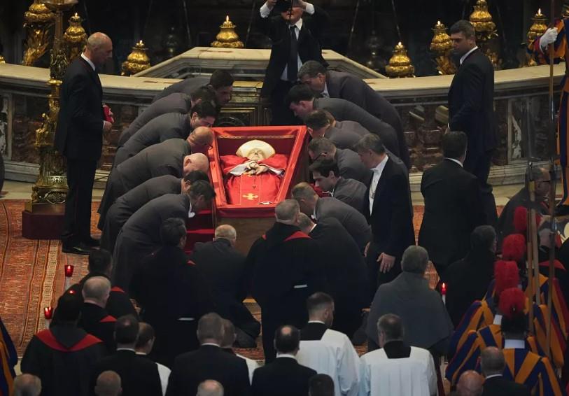 Despiden miles a Papa Francisco en Basílica de San Pedro Despiden miles a Papa Francisco en Basílica de San Pedro