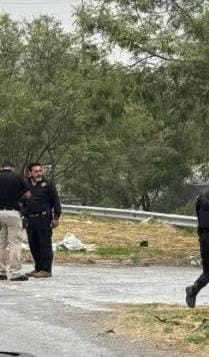 En el fondo de un canal de agua, fue encontrada una joven con heridas al parecer de arma blanca y golpes en diferentes partes del cuerpo, en Ciudad Solidaridad, la tarde de ayer al norte de Monterrey.