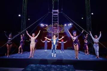 Circo Atayde hace mil malabares para seguir