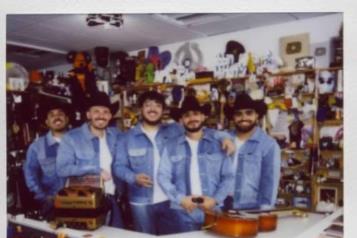 Estrena Grupo Frontera su sesión en Tiny Desk Concert