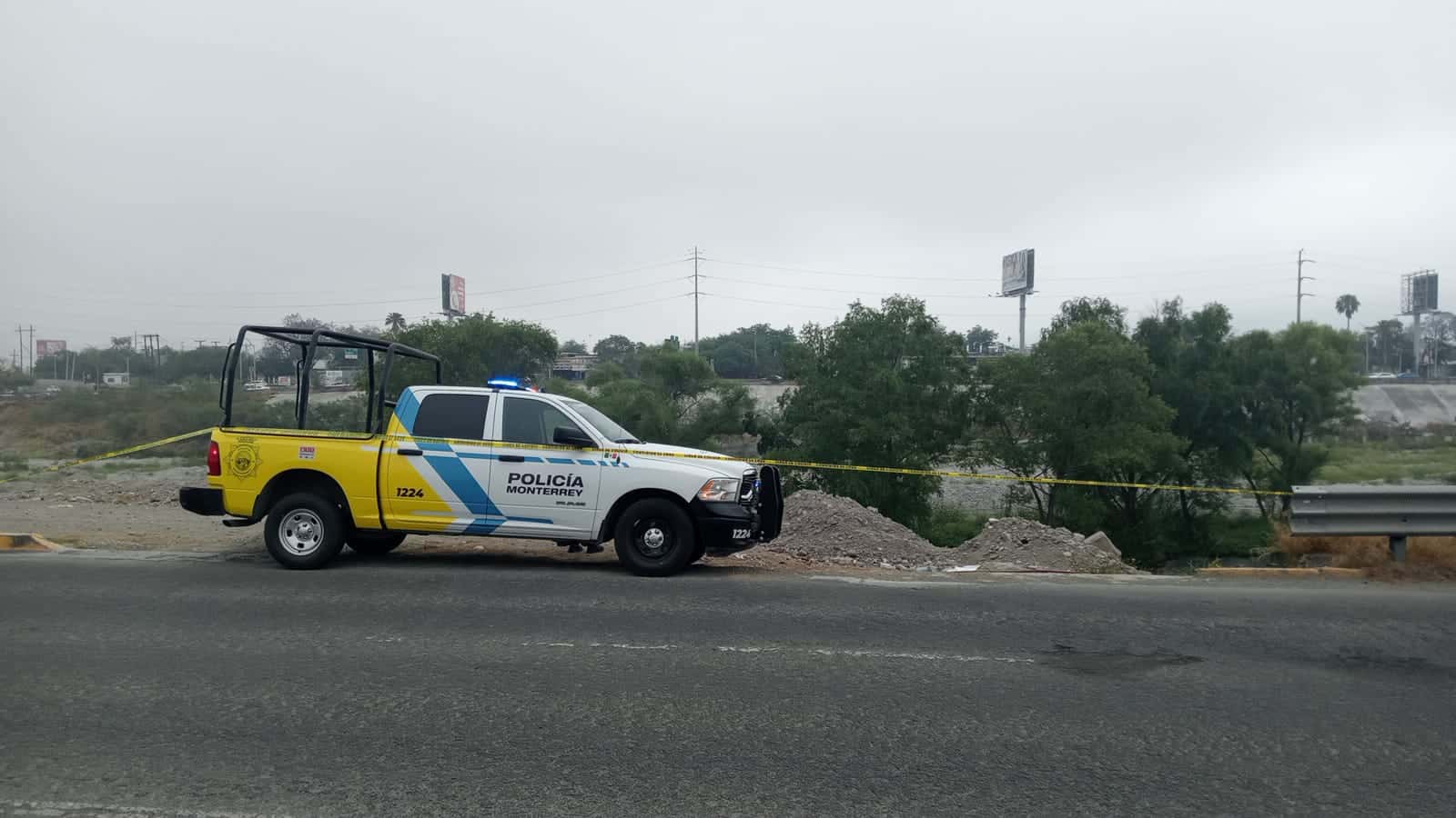 El cadáver de un hombre en avanzado estado de descomposición, fue encontrado ayer en el lecho del Río Santa Catarina, a la altura de la Colonia Agrícola, al oriente de Monterrey.