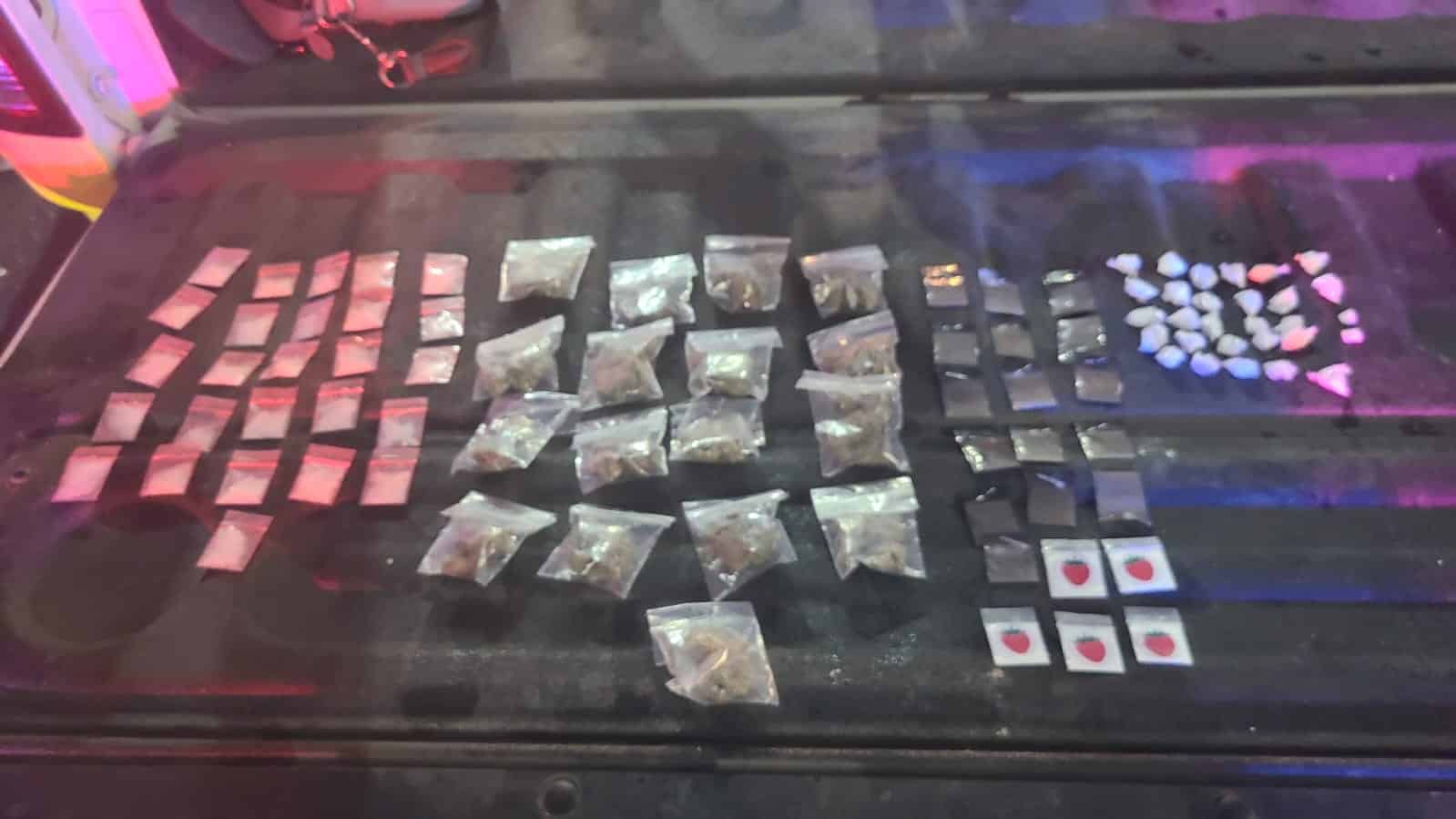 En el momento en que presuntamente vendía sustancias prohibidas en la vía pública, un joven fue detenido por oficiales de la Policía de Monterrey, luego que al revisarlo le encuentran en su poder 93 envoltorios de droga, tras ser captado por cámaras de monitoreo del C4 de la corporación.