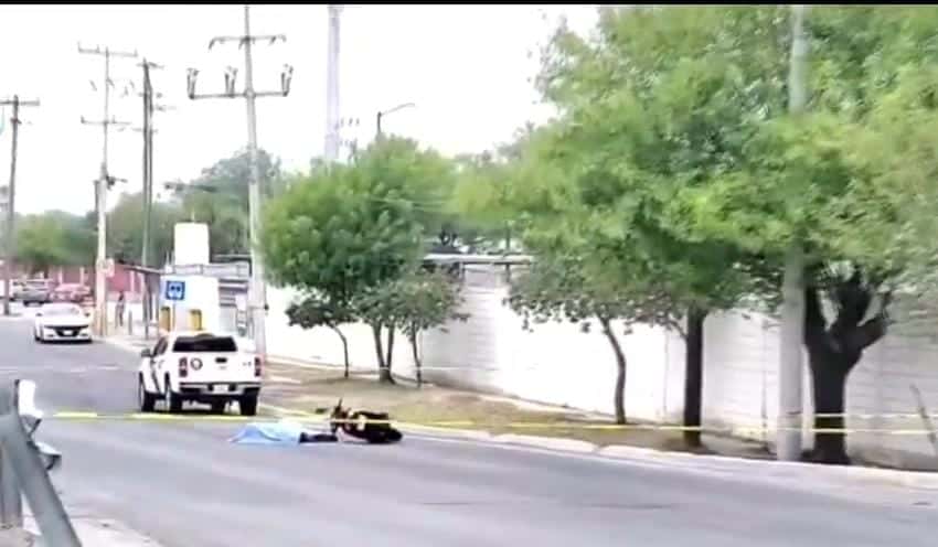 El conducto de una motocicleta falleció luego de ser chocado por un camión de carga que se dio a la fuga, ayer en el Parque Industrial Monterrey, municipio de Apodaca.