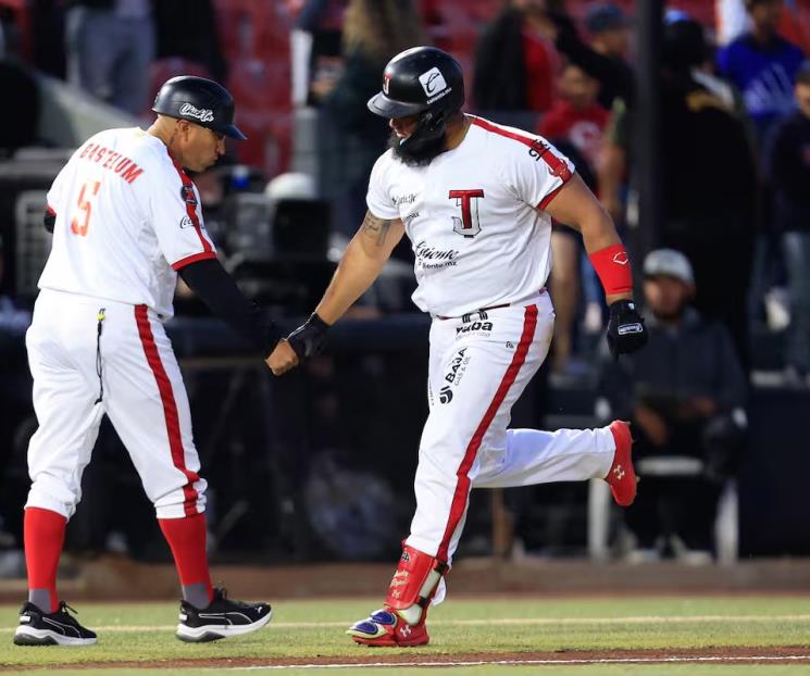Toros embiste en tercer tercio a Sultanes Toros embiste en tercer tercio a Sultanes
