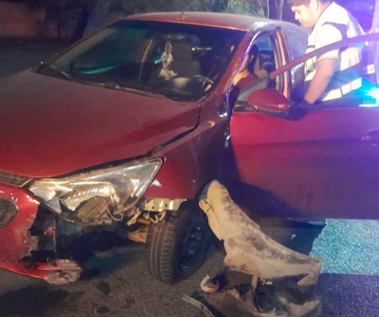 Conductor se estrella con puente y resulta herido en Monterrey Conductor se estrella con puente y resulta herido en Monterrey