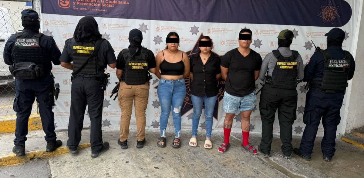 Policías de Guadalupe del área de investigación y análisis desarticularon, en dos operativos simultáneos, a una banda de presuntos ladrones de casas, autos y narcomenudistas, al capturar a ocho integrantes, entre ellos cuatro mujeres.