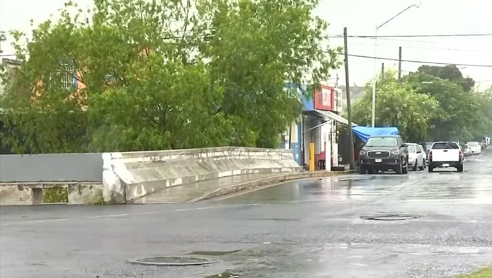 Una intensa movilización policiaca se registró en la Colonia Urbi Villa de Monterrey, la ser reportado un bulto encintado con una cartulina que contenía un narcomensaje.