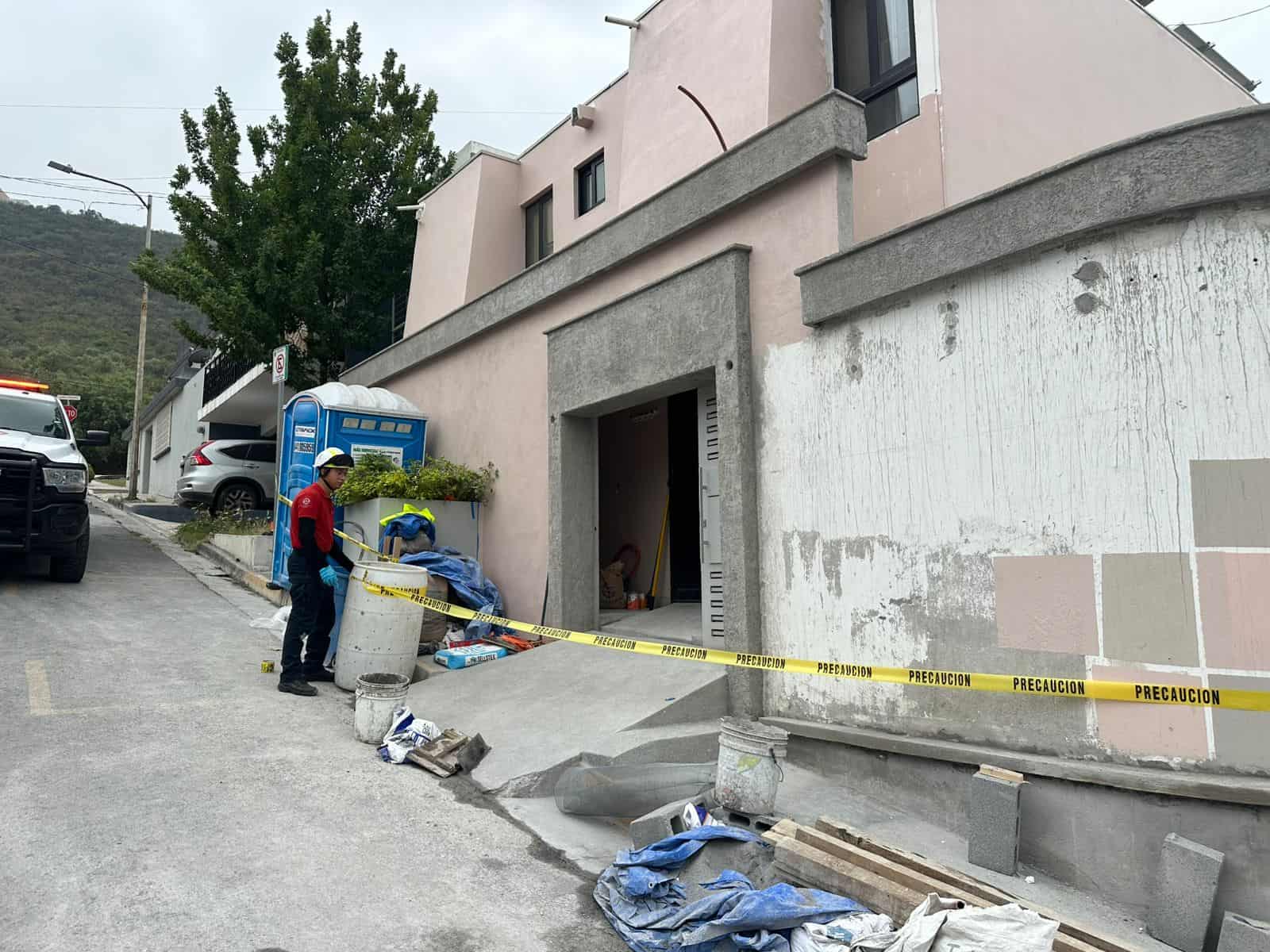 Con diversas lesiones resultó un trabajador de la construcción luego de sufrir una caída de al menos tres metros de un andamio donde se encontraba, ayer en la Colonia Loma Larga.