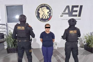 Detienen a mujer por presunto narcomenudeo