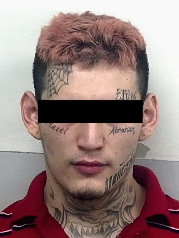 Un joven recluido en un penal estatal fue notificado de orden de aprehensión por homicidio calificado y lesiones, luego de que agrediera a balazos a dos jóvenes que reparaban una moto y privara de la vida a uno de ellos, en Juárez.