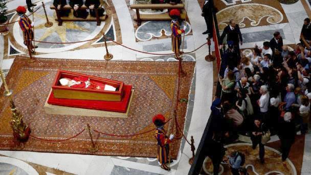 Mantienen abierta Basílica de San Pedro para ver a Papa Francisco Mantienen abierta Basílica de San Pedro para ver a Papa Francisco