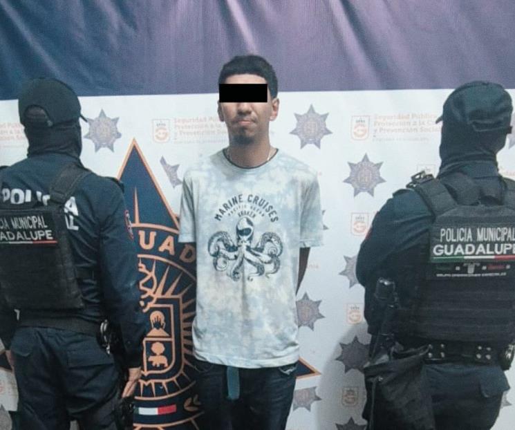 Lo arrestan por llevar armas Lo arrestan por llevar armas