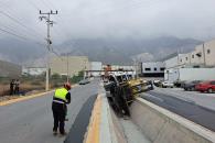 Se vuelca grúa en Santa Catarina Se vuelca grúa en Santa Catarina