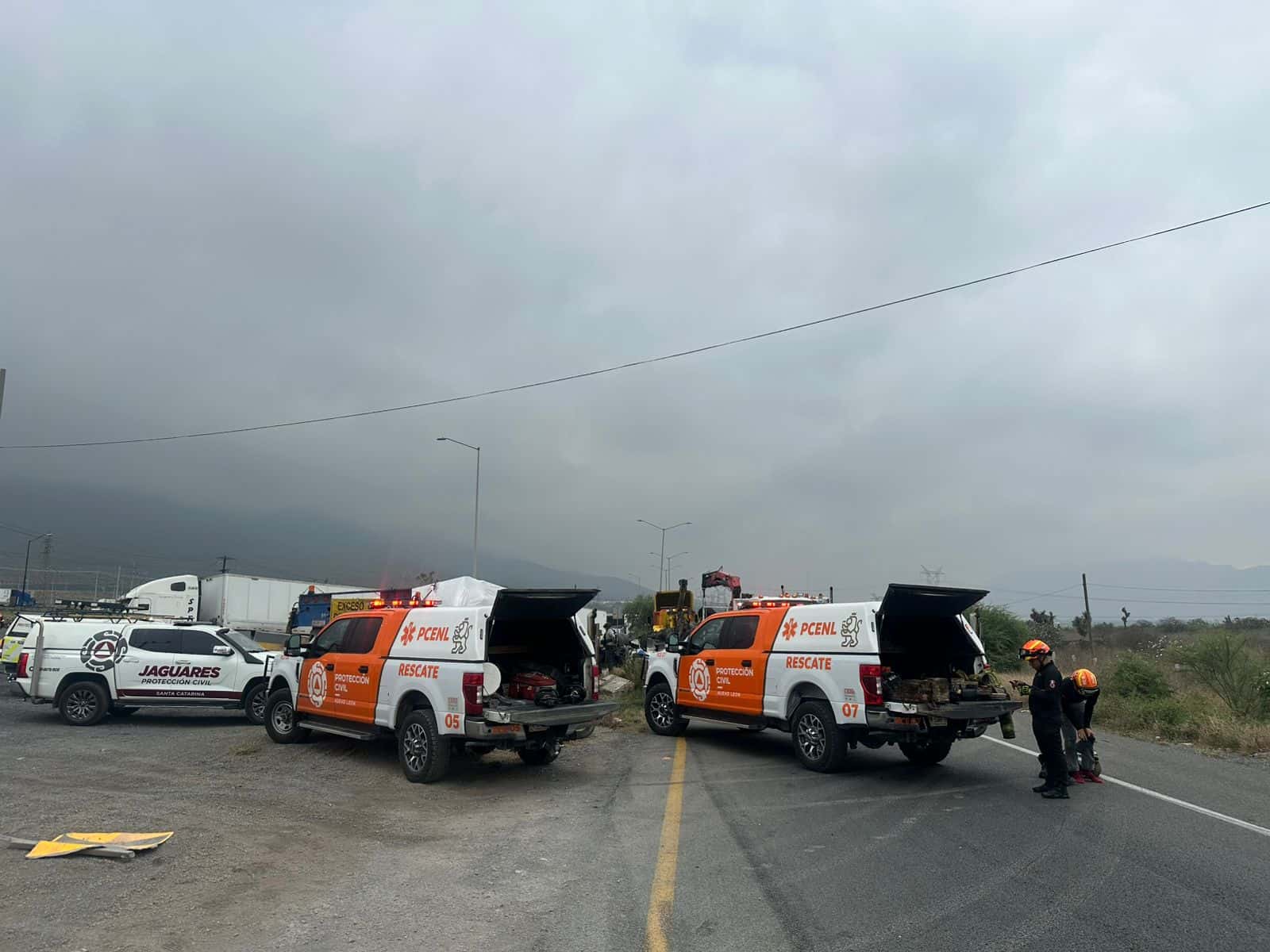 El conductor de un tráiler, quien quedó prensado en su unidad luego de volcar, fue rescatado por elementos de Protección Civil, ayer en la Carretera a Saltillo, en García.