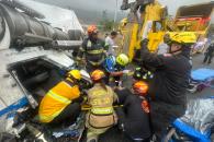 Rescatan a trailero prensado en su unidad Rescatan a trailero prensado en su unidad