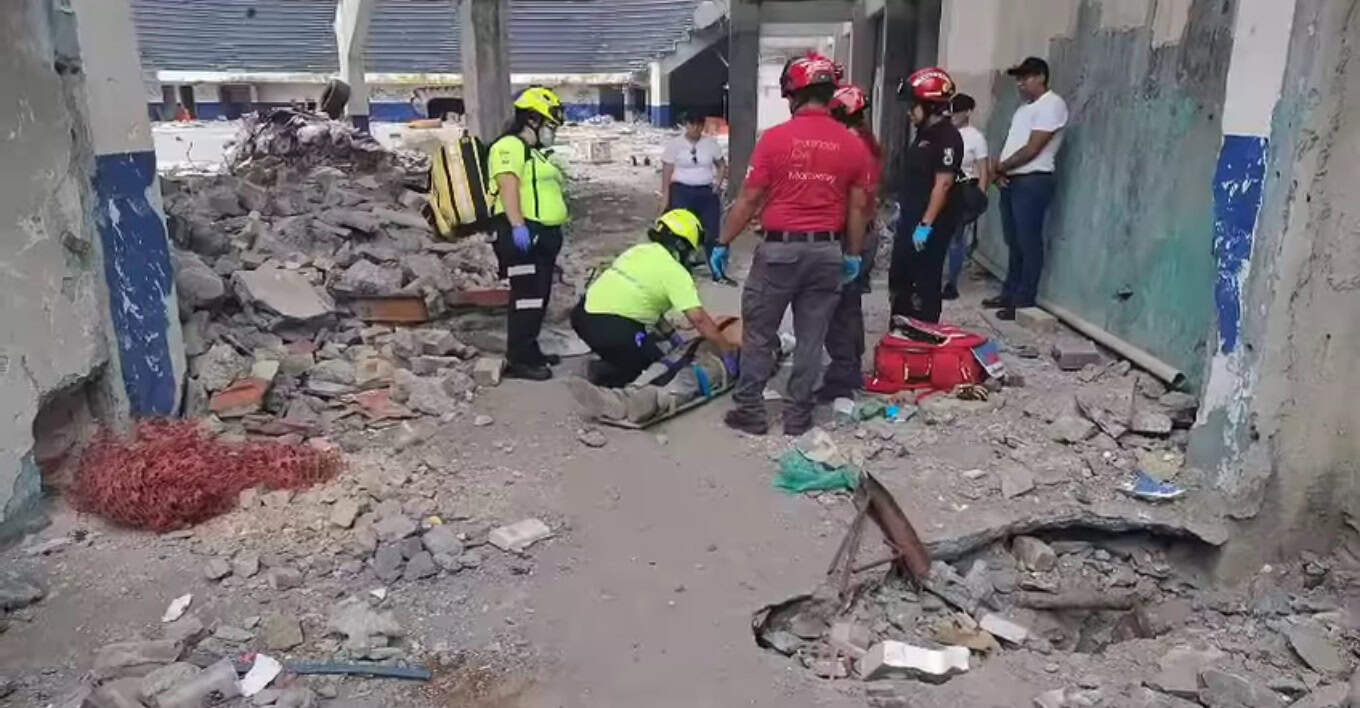 Un hombre que presuntamente robaba trozos de metal del edificio abandonado, donde se ubicaba la Arena Coliseo, sufrió lesiones de consideración al caer de una altura de siete metros en la zona centro de la ciudad.