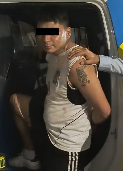 Un hombre y un joven fueron detenidos por oficiales de la Policía de Monterrey, al encontrarles nueve envoltorios con una sustancia sólida similar a la droga tipo cristal; además, son investigados por asaltos a transeúntes.