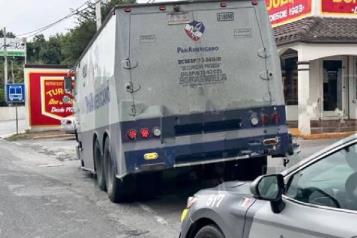 Termina varado camión de valores en la carretera