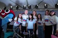 Entrega Adrián juguetes a menores Entrega Adrián juguetes a menores