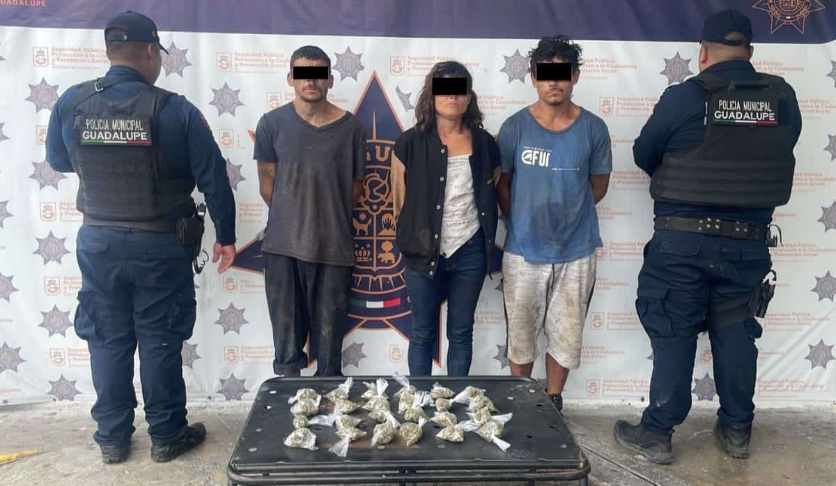 Dos hombres y una mujer que presuntamente se dedican al narcomenudeo, fueron arrestados por elementos de la Policías de Guadalupe en la Colonia Condocasa Linda Vista.