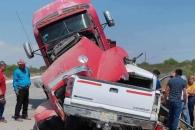 Deja choque frontal entre tráiler y camioneta 2 muertos y 1 herido Deja choque frontal entre tráiler y camioneta 2 muertos y 1 herido