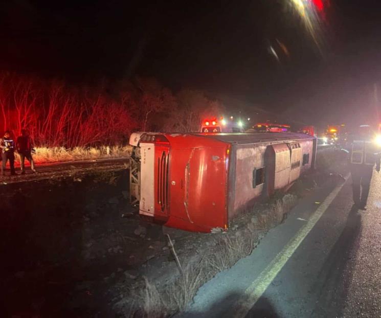Choque volcadura de autobús deja un muerto en Linares Choque volcadura de autobús deja un muerto en Linares