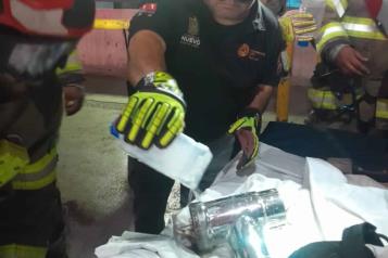 Menor queda atrapado de una mano en máquina para moler carne