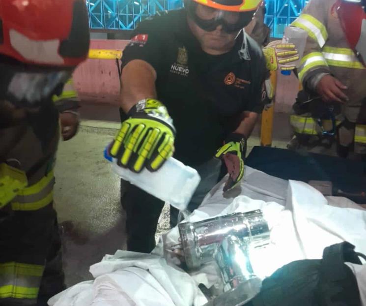 Menor queda atrapado de una mano en máquina para moler carne Menor queda atrapado de una mano en máquina para moler carne