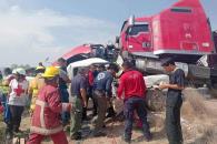 Mueren mujer y menor tras choque frontal en carretera