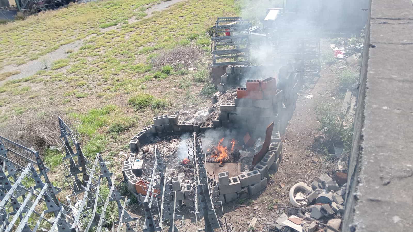 El incendio de diversos materiales en un negocio del municipio de Apodaca, movilizó ayer a las autoridades.