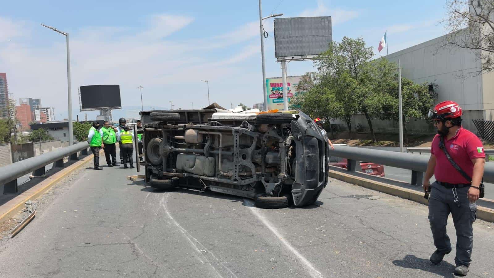 La volcadura de una camioneta dejó a una persona sin vida, aplastada por la carga que llevaba al viajar en la caja y otro más lesionado, ayer en la Avenida Gonzalitos y Morones Prieto, al sur de Monterrey.