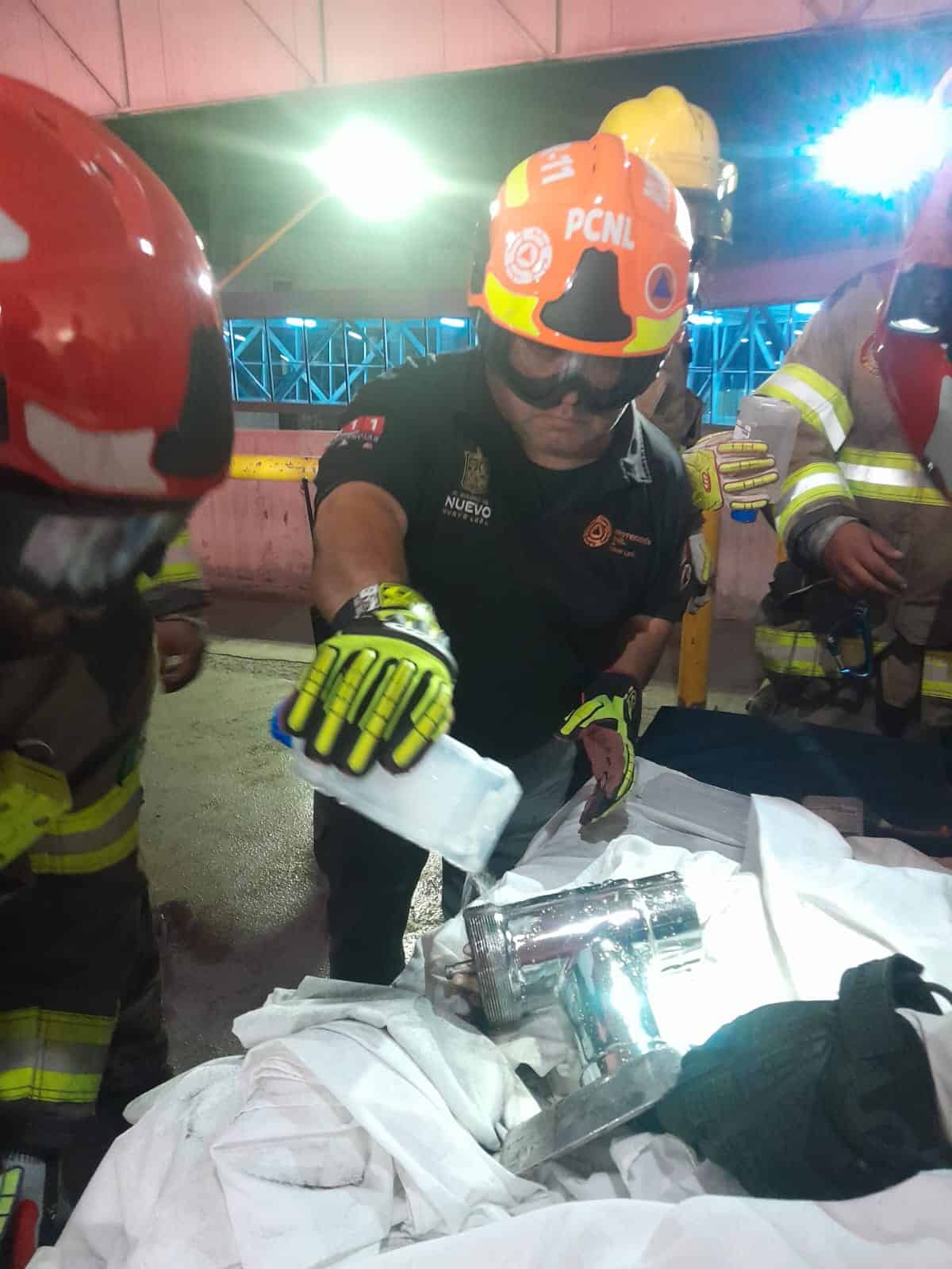 Un menor de un año de edad resultó lesionado luego de que una de sus manos quedó atrapada en una máquina para moler carne, siendo trasladado al Hospital Universitario en donde lograron liberarlo elementos de Protección Civil del Estado.