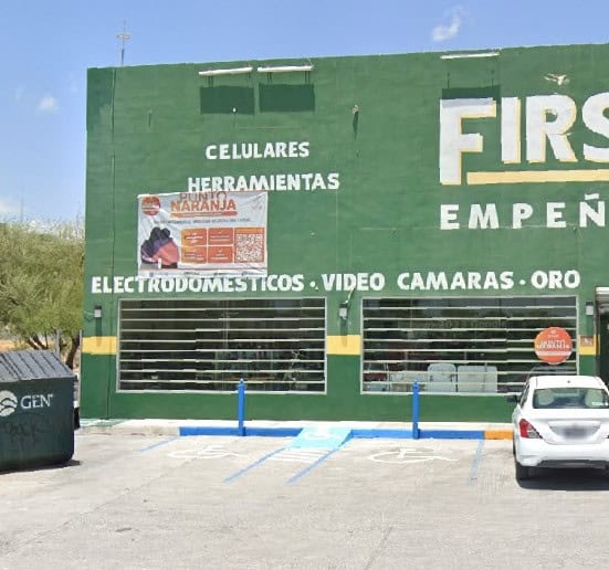 Elementos de la policía preventiva de Pesquería, lograron la detención de un hombre, que fue sorprendido causando daños en un ventanal de una casa de empeño.