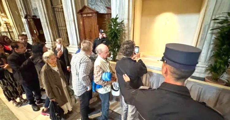 Visitan miles de fieles la tumba del Papa Francisco Visitan miles de fieles la tumba del Papa Francisco