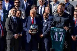 Desairan 14 jugadores de Eagles a Donald Trump.
