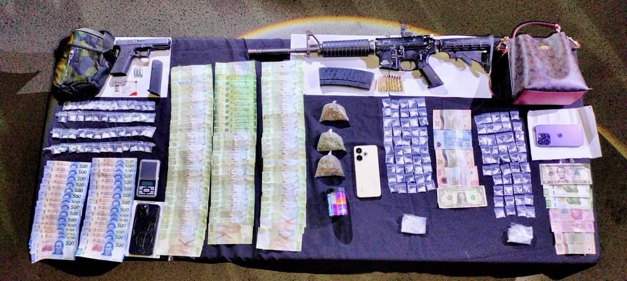 El presunto jefe de plaza de un grupo delictivo, fue detenido por elementos del Grupo de Coordinación Metropolitana, en el municipio de Apodaca, junto con dos personas.