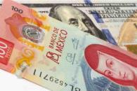 Se debilita el peso frente al dólar y cierra en 19.59