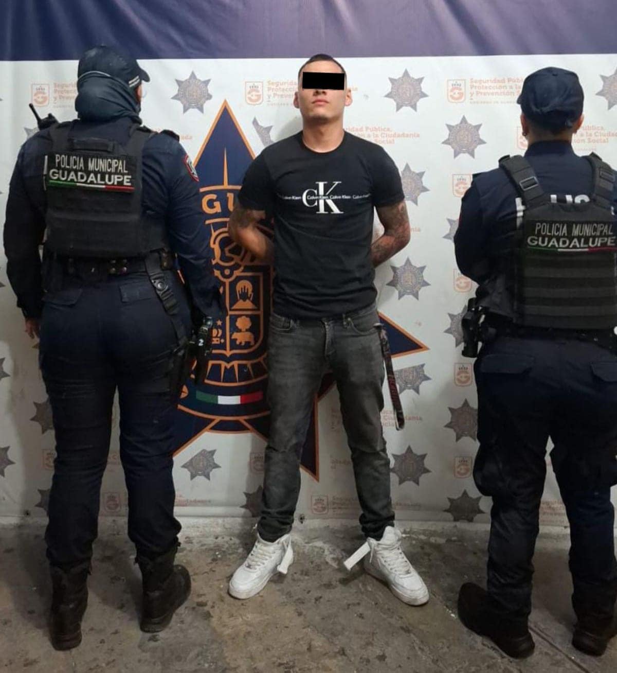 Un hombre fue detenido después de agredir a golpes a una mujer policía de Guadalupe.