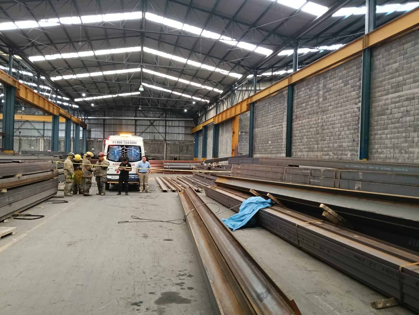Un trabajador murió luego de que le cayeron unas vigas de metal, ayer en el municipio de Guadalupe.