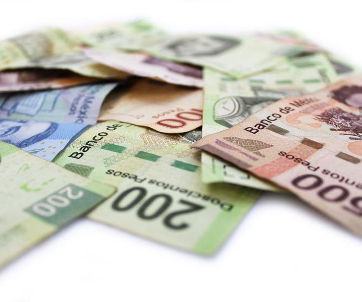Peso se debilita frente al dólar y cierra en 19.59