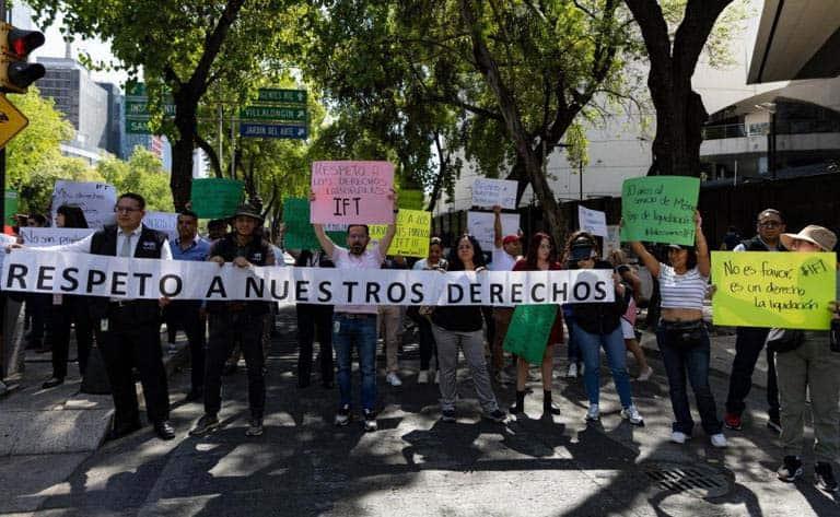 Protestan trabajadores del IFT y exigen proteger sus derechos Protestan trabajadores del IFT y exigen proteger sus derechos
