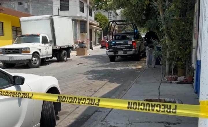 En el interior de su domicilio, un lavacoches fue privado de la vida a golpes y por lesiones de arma blanca, ayer en el municipio de Santa Catarina.