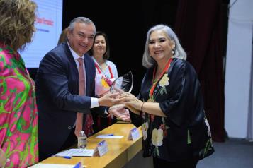 Entrega Héctor la presea ‘María Elena Chapa’ a 4 mujeres excepcional