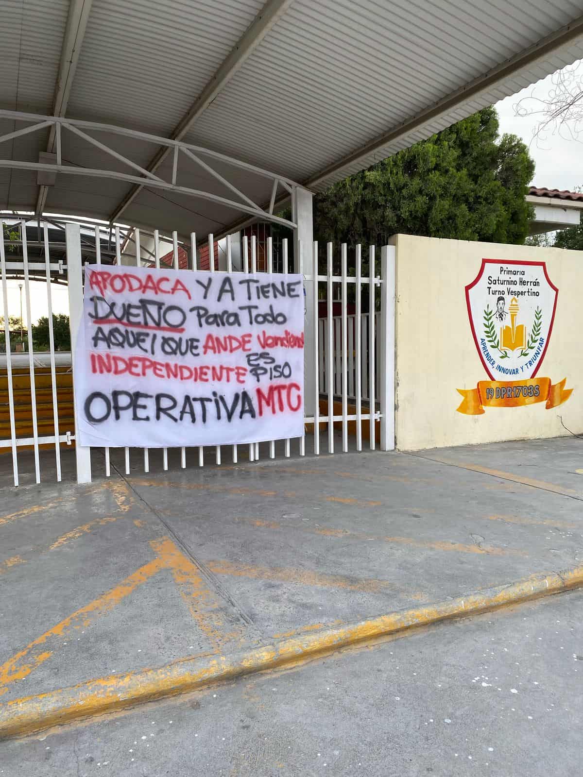 Una manta con amenazas, al parecer del crimen organizado, fue encontrada ayer por la mañana en la entrada de una escuela primaria, en la Colonia Hacienda Las Margaritas, municipio de Apodaca, donde se suspendieron las actividades.