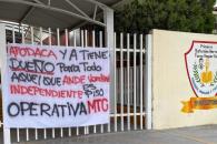 Aparece manta con amenazas en puerta de escuela