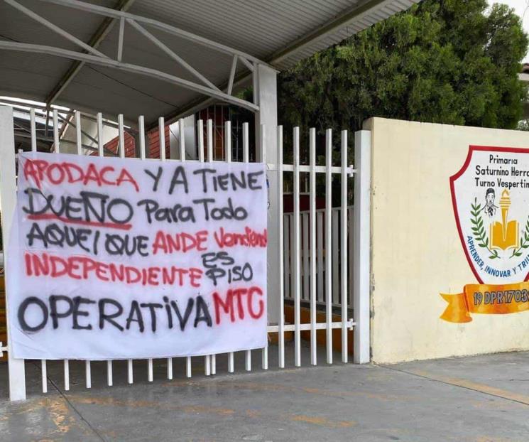 Aparece manta con amenazas en puerta de escuela Aparece manta con amenazas en puerta de escuela