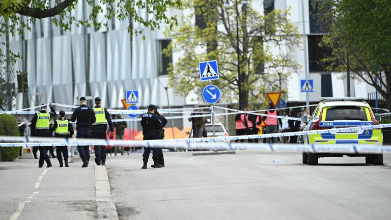 Deja tiroteo en Suecia tres muertos; sospechoso escapa en monopatín Deja tiroteo en Suecia tres muertos; sospechoso escapa en monopatín