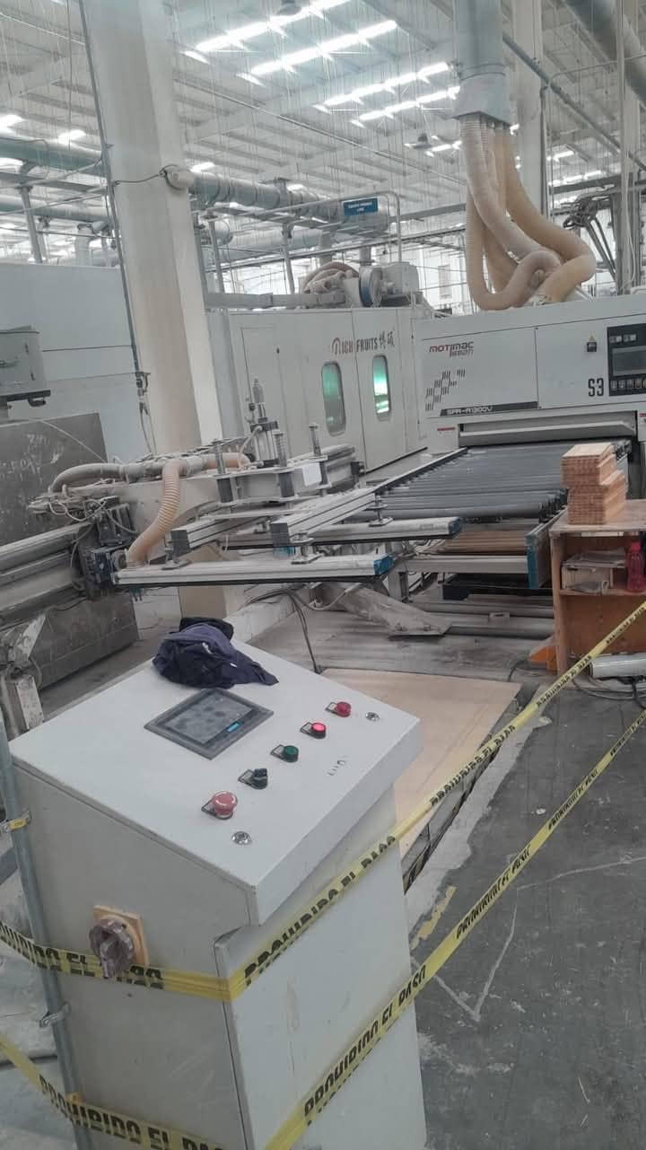 El empleado de una empresa en el municipio de Salinas Victoria, resultó lesionado tras ser aplastado por el brazo mecánico de una máquina para cargar madera.