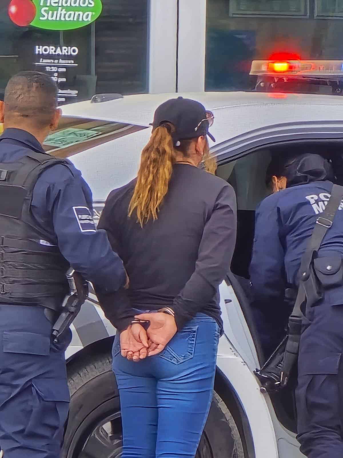 Elementos de la policía preventiva de Montemorelos, lograron la detención de dos mujeres que fueron sorprendida robando en el interior de una tienda departamental.